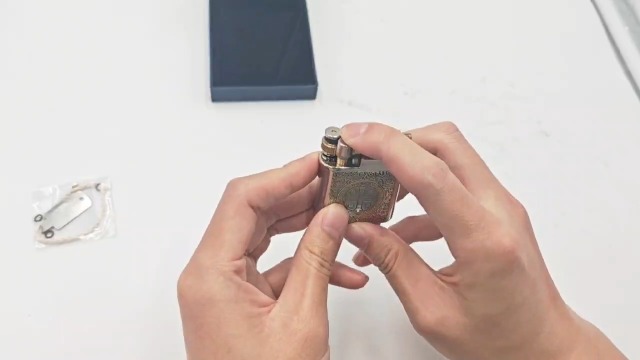 Encendedor Vintage de Latón Recargable Trench miniatura 7
