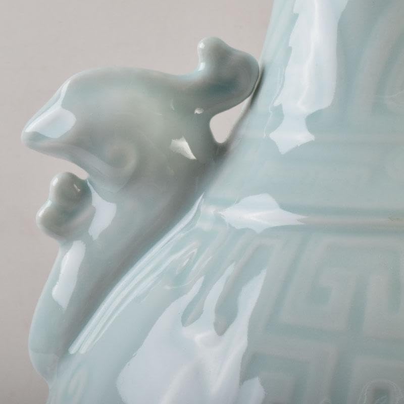 中国　大清乾隆年製款　粉青釉　双神獣耳瓶　V　8747A 中国 大清乾隆年製款 粉青釉 双神獣耳瓶 V