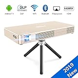 ▸【Última Tecnología De Proyección】 JOEAIS siempre se ha comprometido a brindarles a nuestros clientes mejores mini proyectores portátiles. Para el mini proyector C800I actualizado de 2019, mejora del brillo del 20%, contraste (2000: 1), imagen grande e intensa de hasta 120 pulgadas. Recomendado para su uso en ambientes más tenues.