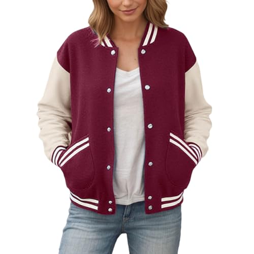 Dettagli sportivi: un colletto a coste a righe, polsini abbinati su maniche e orlo e un bottone a pressione sottolineano il look varsity