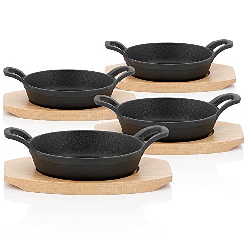 BBQ-Toro Gusseisen Servierpfännchen mit Holzunterlage (4 Stück) | Ø 16 cm | bereits eingebrannt - preseasoned | Gusseisen Grillpfannen, Pfännchen, Servierpfanne, Grillpfanne, Gusspfanne
