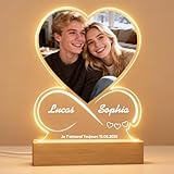 🌹【Saint Valentin Femme Homme】Transformez vos photos en véritables œuvres d'art grâce à un effet de profondeur 3D impressionnant qui les rend vivantes et uniques. Avec une base en bois naturel qui apporte chaleur et élégance, Vous pouvez choisir une lumière chaude ou une base lumineuse à sept couleurs, la lumière de la lampe est douce et agréable à l'œil. L'alimentation par USB garantit simplicité et praticité. Pour un cadeau encore plus spécial, optez pour des emballages cadeaux élégants ou des adaptateurs supplémentaires