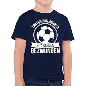 Shirtracer – Kinder T-Shirt Jungen – Einschulung Junge & Schulanfang Geschenke – Zum Fußball geboren zur Schule…