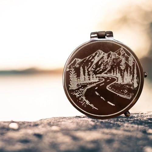 Brújula de Bolsillo de Latón Antiguo con Estuche de Cuero Grabado con Montañas y Caminos Regalo Vintage para Esposo, Padre miniatura 2