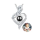 COLLAR DE PROYECCIÓN: El colgante de collar de proyección personalizado se puede personalizar con cualquier foto, puede ser un familiar, amigo, amante, mascota o cualquier foto. Grabe simultáneamente una imagen en el medio de la piedra de proyección mediante tecnología de nanograbado y emita la imagen con luz o mire la imagen para mostrar su amor y cuidado eternos.
