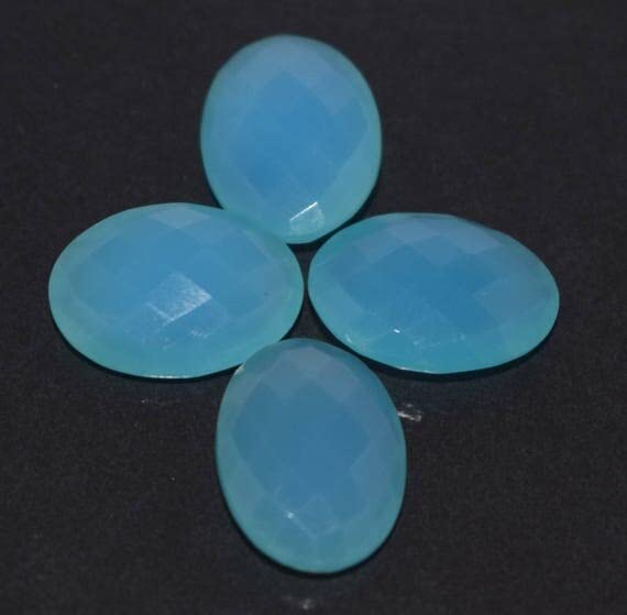Calcédoine aqua en cabochons facettés qui magnifient l'éclat de vos bagues artisanales
