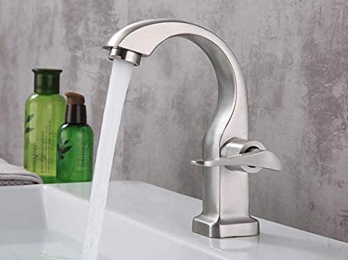 Robinet en laiton massif durable pour point d'eau moderne