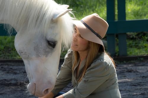 『World Renowned Psychologist and Equine Facilitated Therapy Advocate Dr Giselle Faubel』のカバーアート