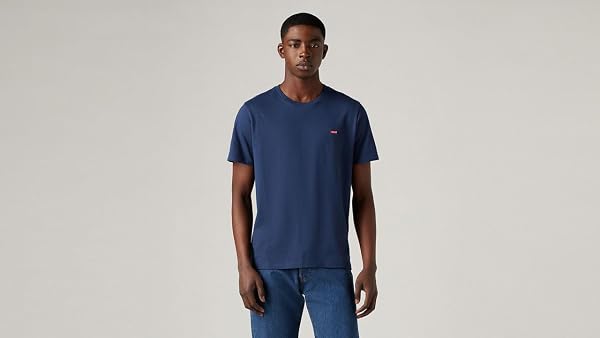 Gros plan sur le logo 'Housemark' discret du t-shirt Levi's pour une touche stylée.