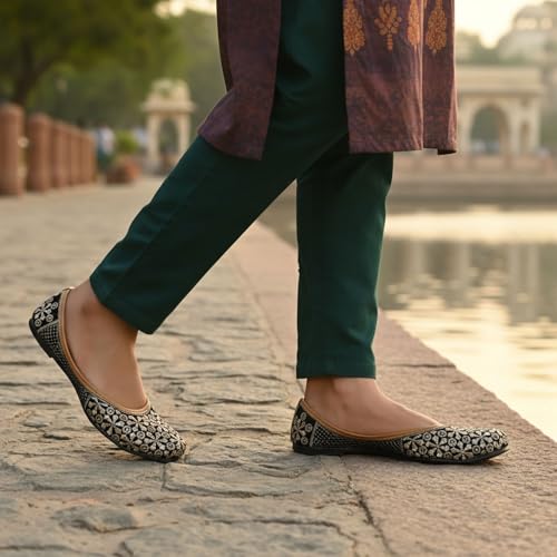 Image of DFR Women Embroidered Mojari Juttis