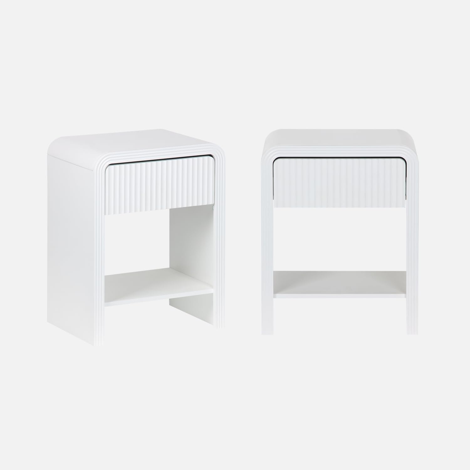 sweeek - Lot de 2 Tables de Chevet Effet Bois Blanc rainuré 1 tiroir. 1 étagère