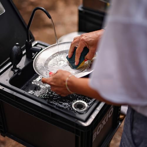 BOXIO - WASH: Mobiles 40x30 Spülbecken, Camping Waschbecken mit Pumpe ohne Strom, Camping Zubehör in Eurobox für den Van Ausbau, Friseur oder outdoor auf Festival & Garten, Spüle als Camping Gadgets