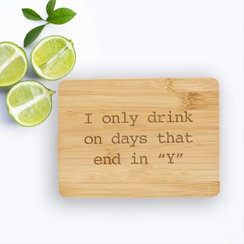 Love, Georgie Tabla de Cortar de Bambú "Solo bebo en días que terminan en 'Y'". Tablero pequeño rectangular de 15.24 x 20.32 cm para charcutería, grabado a láser. miniatura 6