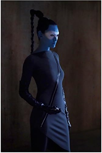 Amazon Com Agents Of S H I E L D Florence Faivre As Sinara Holding Device 8 X 10 Inch Photo Office Products