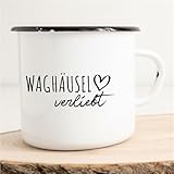 Witzige Waghäusel Campingtasse: Diese stilvolle Kaffeetasse in Weiß mit handbemaltem schwarzem Rand kombiniert klassische Eleganz mit robustem Design.