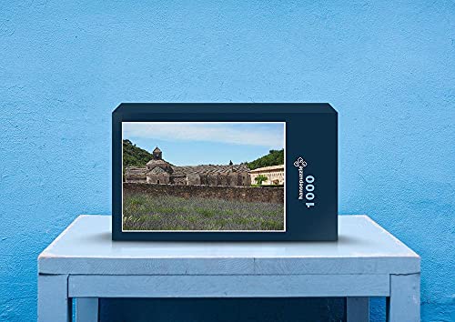 hansepuzzle 66933 - Abbaye de Sénanque Puzzle 1000 Teile | Religion Puzzle mit hochwertiger Puzzle Aufbewahrung: Kartonbox und Wieder verschließbarem Beutel | Puzzle-Maße: 60 x 46 cm