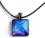 Matériel: alliage Pyramide Pendentif Collier Charme Alliage Lumineux Cristal Pierre Fluorescent Vert Glow in The Dark Cadeau pour Filles Bleu et BlancDesign Durable