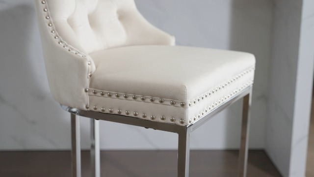 Butacos de altura para barra en terciopelo beige, juego de 4 unidades | Sillas tapizadas modernas para isla de cocina; asiento acolchado; patas metálicas cromadas; respaldo acolchado con botones miniatura 7