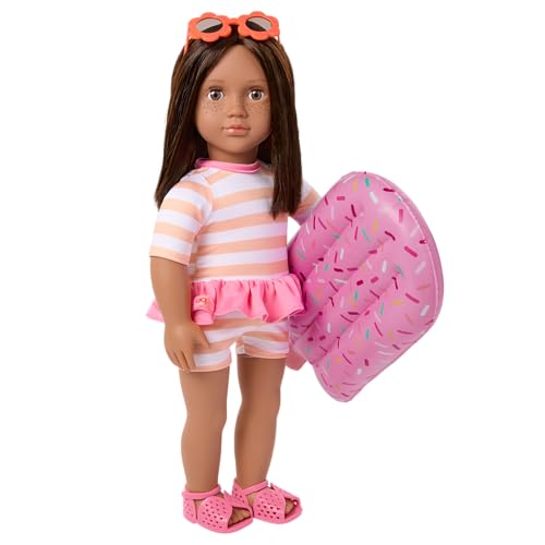 Our Generation Poupée Helena de 46 cm - Yeux marron, cheveux bruns et taches de rousseur mignonnes - Maillot de bain et bouée de piscine gonflable rose comme accessoires - Jouet pour enfants à partir
