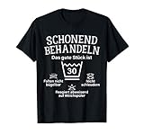 Schonend behandeln! Falten nicht bügelbar. Nicht schleudern. Reagiert abweisend auf Weichspüler. Diese witzige Wäsche Anleitung zum 30. Geburtstag ist ein Geschenk für die vollen Dreißig & der runde 30er. Perfekt für Männer, Herren, Ehemann, Vater, Onkel.