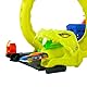 Hot Wheels Spielzeugauto Trackset, Tankstelle mit Schlange Spielset mit Die-Cast-Fahrzeug im Maßstab 1:64, 2 Spielmöglichkeiten, Twister-Loopings und schnelles Track-Stecksystem,JBM63