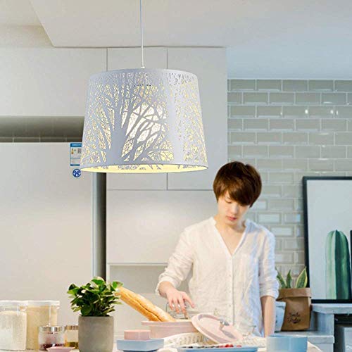 Éclairage suspension minimaliste blanc pour illuminer un salon sombre