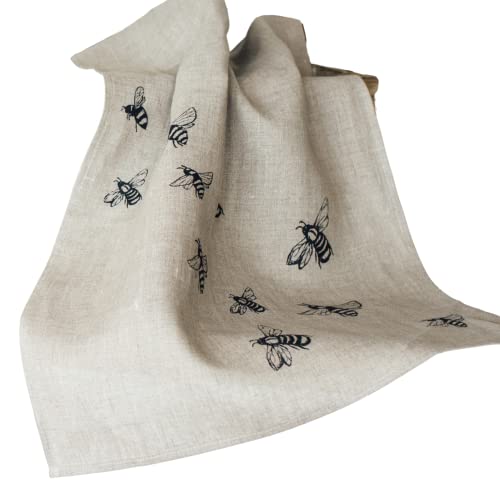 Helen Round Torchon Abeille, Lin Naturel. Ce Beau torchon imprimé à la Main avec Abeilles est Lavable en Machine à 40 degrés et complètera Parfaitement Votre décoration de Cuisine. Dimensions 70x46cm