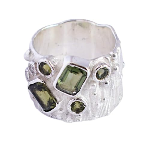 Anillo de moldavita verde facetada en plata de diseño artesanal