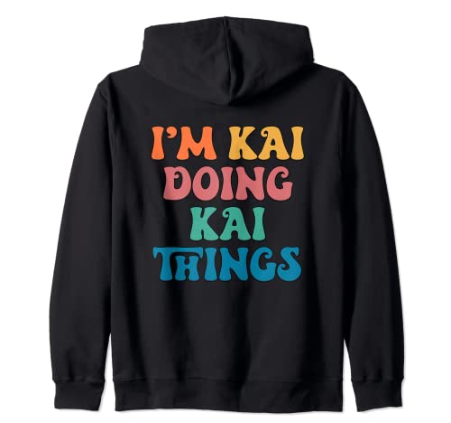 Nombre divertido de Kai, soy Kai haciendo cosas de Kai Sudadera con Capucha
