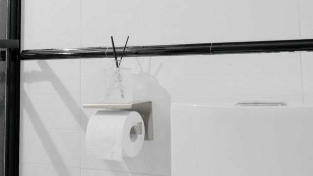 TAOPE Porta Carta Igienica - Porta Rotolo con Porta Cellulare, Portarotolo in Acciaio Inox con 2 Metodi di Installazione, Adesivo, per Bagno, Toilette, Cucina, Ufficio - Nero