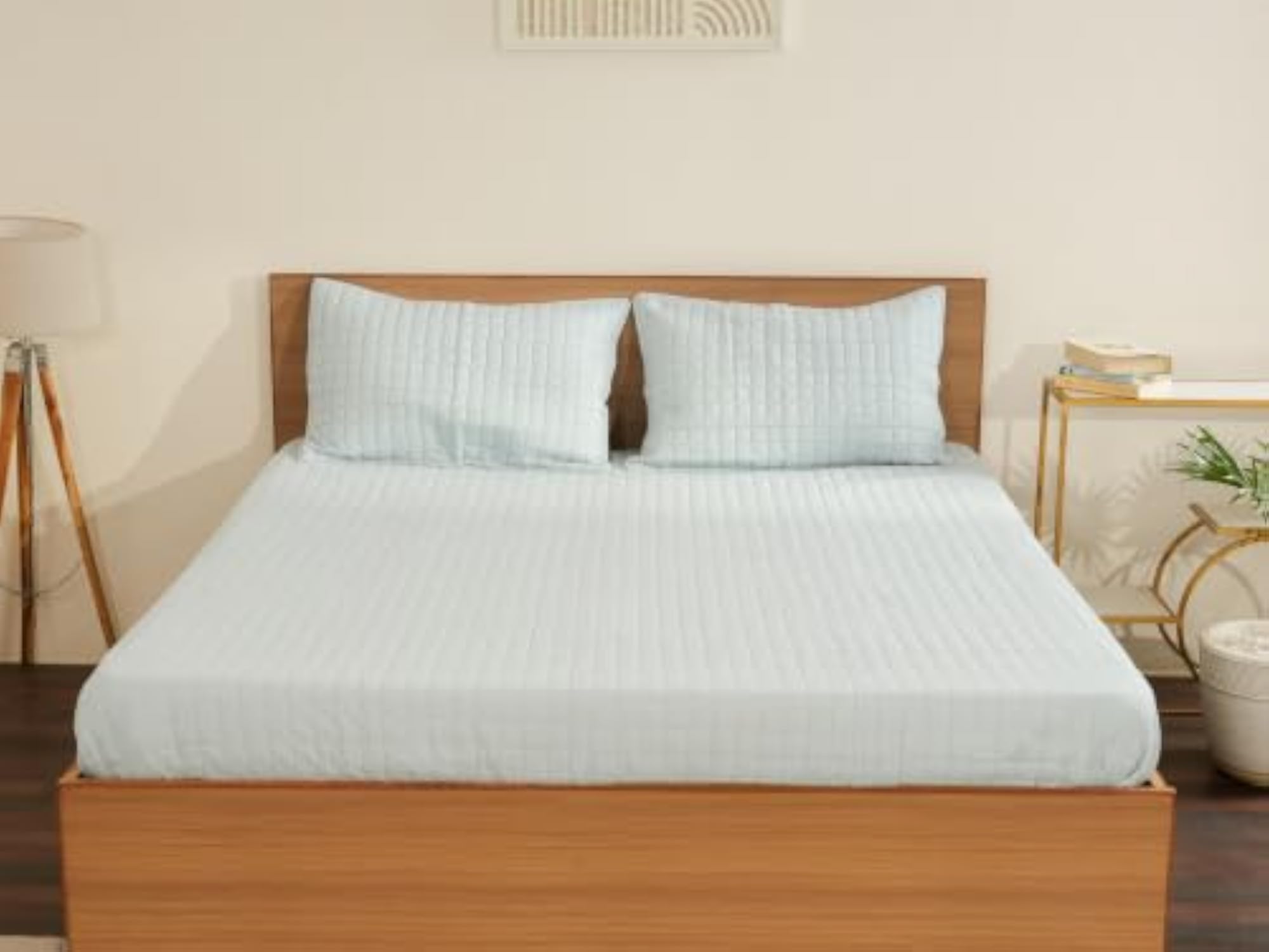 Elegant Light Blue Bed Cover for Double Bed with 2 Pillow Covers