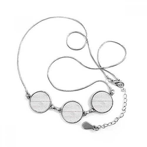 Sublimez un style trop terne grâce au collier pendentif rond texture bois blanc