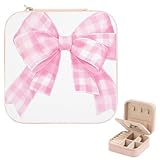 Boîte à bijoux en cuir synthétique : fabriquée à partir de cuir synthétique léger, cette boîte à bijoux de voyage est à la fois pratique et élégante. Le matériau est facile à nettoyer, il suffit d'essuyer la surface avec un chiffon humide si nécessaire ; pas de lavage agressif nécessaire. Cette boîte à bijoux de voyage dispose d'une impression vibrante, directe sur le couvercle et est disponible dans une gamme de couleurs et de designs populaires pour s'adapter à différents goûts, y compris les styles classiques, floraux, gothiques, minimalistes, ballet et à motifs.