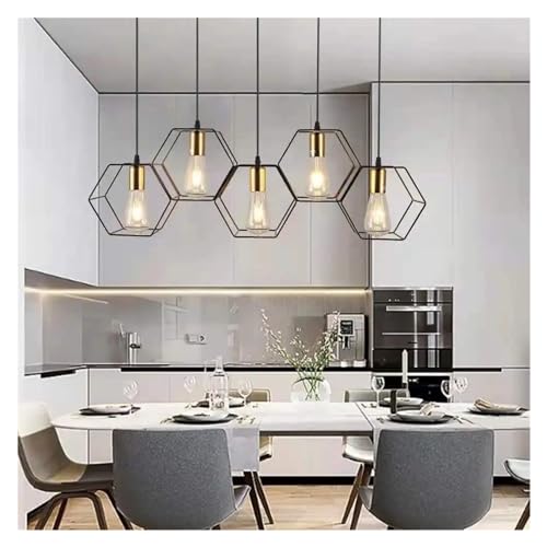 Lustre industriel en métal vintage pour éclairer efficacement un îlot de cuisine sombre