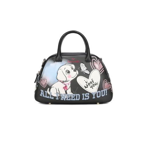 Bauletto a mano in similpelle nera con doppio manico. Il design ironico e romantico è impreziosito da una tenera stampa con cuccioli, cuori glitterati e scritte ricamate che raccontano una dolce storia d’amore. La tracolla removibile e regolabile consente una doppia portabilità, perfetta per accompagnare ogni momento con un tocco di allegria.