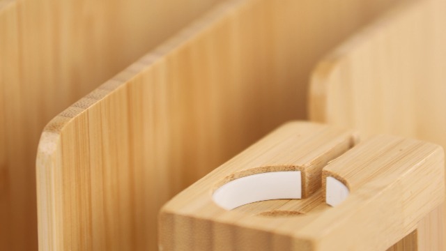 Relaxdays Station Charge Bambou - Support Pour Smartphone, Montre Connectée Et Écouteurs - Organisateur Bureau