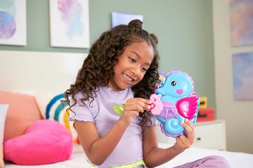 Polly Pocket-Puppen und Spielset mit Tieren und 13 Zubehörteilen, 2-in-1 Daddy and Me Seepferdchenschatulle, tragbare Tasche und Tierspielzeug, mit Shani, HWP03