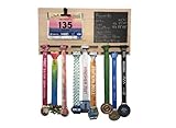 🏅 Support mural artisanal “Finisher Wall XL” Support de médailles et porte-dossards en bois massif, ardoise naturelle et aluminium. Fabrication artisanale en France, finitions premium et matériaux durables.