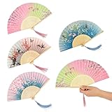 Pompons Chinois : Afin de sublimer l’ensemble, nous avons orné le manche de chaque eventails de délicats pompons chinois. Tissés à partir de plusieurs brins de soie fine, ces pompons arborent des couleurs rappelant les motifs de la surface de l’éventail. L’eventail enfant fille se trouve ainsi conféré une allure plus raffinée et élégante, empreinte d’un charme rétro irrésistible.