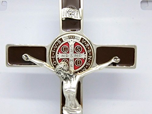 Cruz de San Benito Plata sobre Base de Madera 20 cm