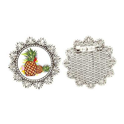Broche de flores de plata para transformar ropa básica en un look elegante