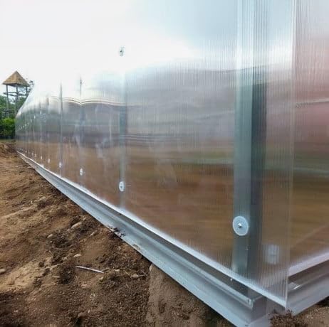 Szklarnia Klasika STANDART 20 (2,5 x 8 m) z fundamentem, poliwęglanem 6 mm i lukami dachowymi z automatycznymi otwieraczami.