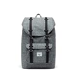 Einfach zu organisieren: Mehrere Fächer für die Aufbewahrung Ihrer Utensilien. Vordertasche mit Schlüsselclip und verstecktem Reißverschluss, bietet Diebstahlschutz. Die Tech-safe Hülle ist gepolstert und mit Fleece gefüttert, passend für Laptops bis zu 15 Zoll. Eine interne Medientasche passt ideal zu Ihrem Smartphone und der zusätzliche Kopfhöreranschluss eignet sich perfekt für eine Playlist unterwegs.