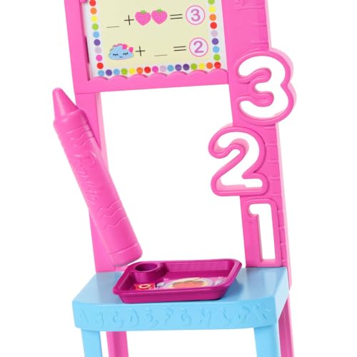 Barbie-Puppe Lehrerin mit brünetter Modepuppe mit gemustertem Kleid, 1 Kleinkind-Puppe und Unterrichtszubehör, JCR76 – Ansicht 4