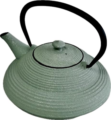 SO SKIN IDASY – Théière japonaise en fonte 0.7L, style japonais contemporain, design minimaliste, forme basse zen, finition vert d’eau patinée, filtre...