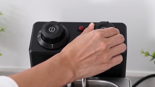 【取引終了】大型たっぷり4L！電気フライヤー　タイマー付き Amazon.co.jp: EC Hometec 電気フライヤー 4L タイマー付き フライヤー