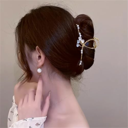 Pince requin camélia pour fixer les cheveux épais en chignon élégant