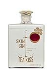 In Handarbeit werden die feinen Essenzen aus Marokkanischer Minze, Orangen, Zitronen, Limetten, Pink Grapefruit, Wacholder und Koriander schließlich zusammengeführt und als „Skin Gin“ abgefüllt.