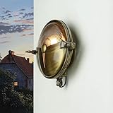 Lampada da parete rotonda in ottone in stile marittimo; il vetro scanalato permette un'illuminazione generosa e rende la lampada esterna un portatore di luce decorativo; grazie alle sue dimensioni, la lampada della nave si adatta perfettamente accanto alla porta di casa