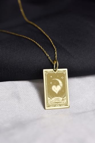 Collier pendentif cœur et lune gravés pour un style bohème chic